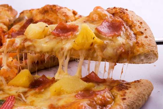 Pour une pizza pleine d'exotisme, testez cette recette de pizza à l'ananas. Etalez votre pâte à pizza, badigeonnez avec de sauce tomates, ajoutez 200g de jambon en tranches coupé en carrés, 1 boite d'ananas égoutté, coupé en morceaux et saupoudrez de 200g de mozzarella émiettée. Enfournez pour 15 minutes de cuisson à 200°C.