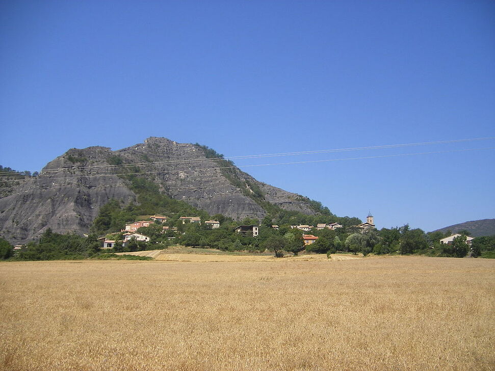 Village de Marcoux et colline Saint-Michel.