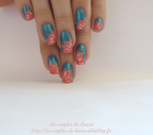 One stroke rose sur vernis bleu