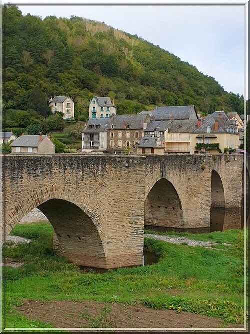 954 - Le village d’Estaing et son château en Aveyron (12)