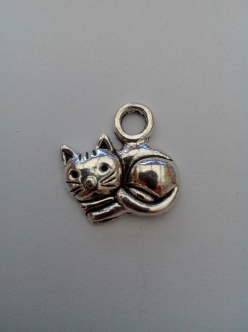 Breloque chat en métal argenté pour la confection de vos bijoux