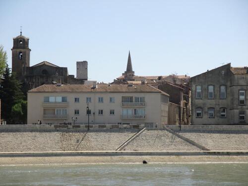 Arles vue depuis le Mireio 