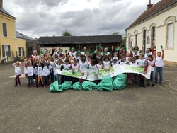 Quand les enfants ramassent les déchets de grands!