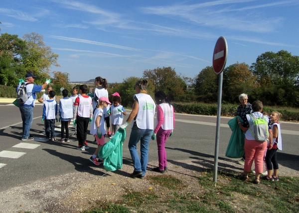 "Nettoyons la nature !" une belle initiative des écoliers du Pôle Scolaire de Sainte Colombe sur Seine ...