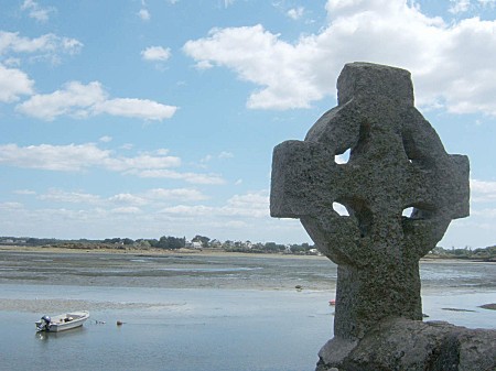 1 Croix celtique en granite à Saint-Cado dans la Ria d'Étel (Morbiha