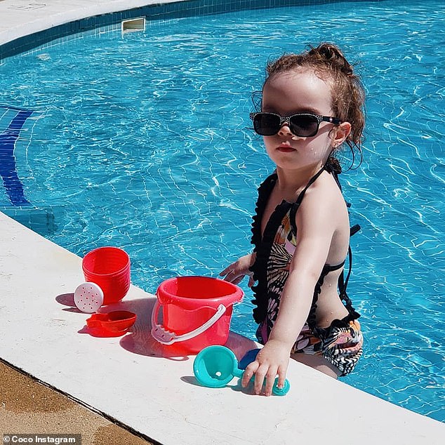 Comme mÃ¨re!  Non seulement la petite Chanel a-t-elle rockÃ© le maillot de bain, mais elle a donnÃ© Ã  la camÃ©ra quelques poses, tout comme sa mÃ¨re