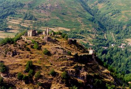 LORDAT LE VILLAGE LE CHATEAU ET LES RAPACES DU CHATEAU