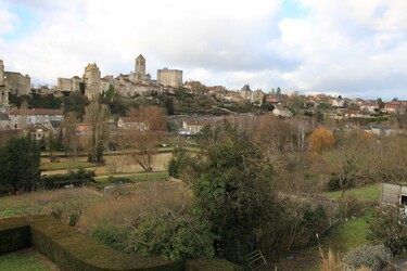 Cité médiévale vue depuis la vallée