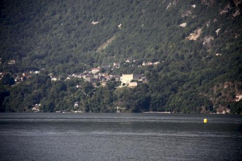 Le lac du Bourget est un lac situé en France à l'ouest du département de la Savoie en région Auvergne-Rhône-Alpes. Lac post-glaciaire du massif du Jura, le lac du Bourget a été formé à l'issue de la dernière glaciation de Würm, il y a environ 19 000 ans, par le retrait du grand glacier alpin du quaternaire. C'est le plus grand lac naturel d'origine glaciaire entièrement situé en France, la plus grande partie du Léman étant située en Suisse. Son nom actuel, lié à la commune qui borde sa partie méridionale, n'a été utilisé qu'à compter du XIIIe siècle. Artistiquement, le lac est particulièrement lié à la présence du poète Alphonse de Lamartine qui y écrivit des poèmes, dont Le Lac dédié à la femme qu'il aime, Julie Charles, lors de son séjour en octobre 1816. Au niveau touristique, le lac compte de nombreuses plages aménagées sur ses rives, des bases de loisirs, de nombreux sites touristiques, le plus célèbre étant l'abbaye royale d'Hautecombe où reposent de nombreux souverains de la Maison de Savoie. La ville riveraine la plus importante par sa population est Aix-les-Bains, une des plus célèbres villes thermales françaises, comptant un peu moins de 30 000 habitants et qui accueille un festival pop-rock, Musilac, à proximité des rives du lac.