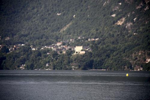 Le lac du Bourget est un lac situé en France à l'ouest du département de la Savoie en région Auvergne-Rhône-Alpes.  Lac post-glaciaire du massif du Jura, le lac du Bourget a été formé à l'issue de la dernière glaciation de Würm, il y a environ 19 000 ans, par le retrait du grand glacier alpin du quaternaire. C'est le plus grand lac naturel d'origine glaciaire entièrement situé en France, la plus grande partie du Léman étant située en Suisse.  Son nom actuel, lié à la commune qui borde sa partie méridionale, n'a été utilisé qu'à compter du XIIIe siècle. Artistiquement, le lac est particulièrement lié à la présence du poète Alphonse de Lamartine qui y écrivit des poèmes, dont Le Lac dédié à la femme qu'il aime, Julie Charles, lors de son séjour en octobre 1816.  Au niveau touristique, le lac compte de nombreuses plages aménagées sur ses rives, des bases de loisirs, de nombreux sites touristiques, le plus célèbre étant l'abbaye royale d'Hautecombe où reposent de nombreux souverains de la Maison de Savoie. La ville riveraine la plus importante par sa population est Aix-les-Bains, une des plus célèbres villes thermales françaises, comptant un peu moins de 30 000 habitants et qui accueille un festival pop-rock, Musilac, à proximité des rives du lac.