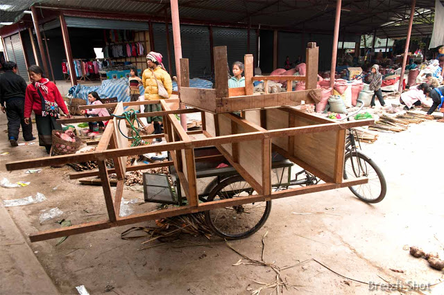 Triporteur au marché de Luang Namtha Triporteur au marché de Luang Namtha