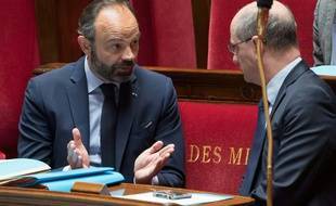 Paris, le 21 avril 2020. Edouard Philippe parle à Jean-Michel Blanquer, le ministre de l'Education nationale, en marge des débats à l'Assemblée nationale sur le coronavirus.