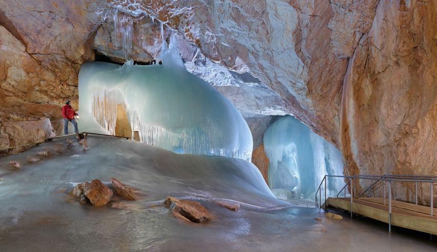 Besoin d'aventure ? Partez en Autriche découvrir la plus grande grotte de glace du monde