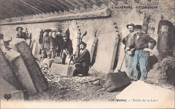 LA GROTTE DE PIERRE de VOLVIC
