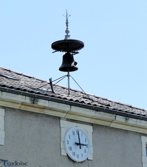 L'école de Montvendre et son clocheton 