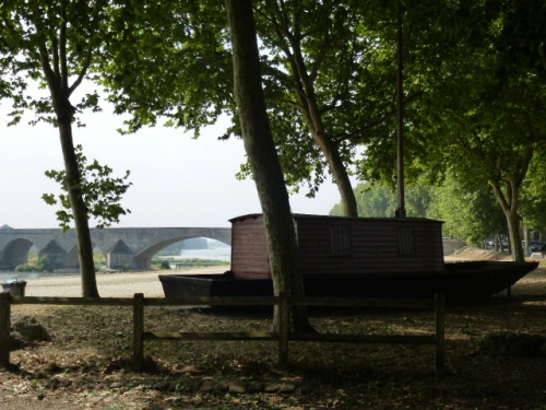 LES BORDS DE LOIRE A BEAUGENCY ET LE PONT .