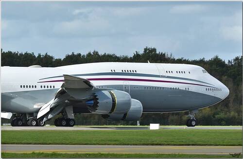 Un Boeing 747-8 se pose à Nantes..
