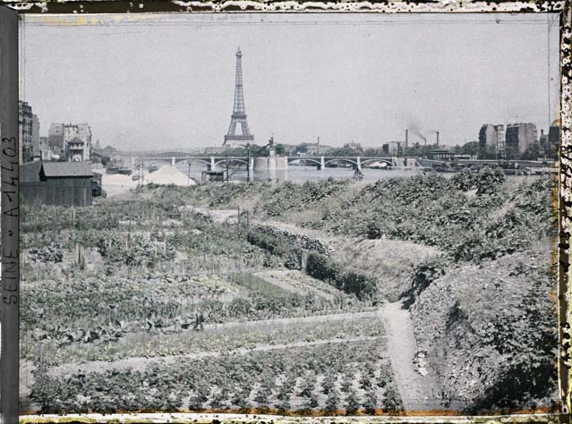  Jardins potagers, quai d'Auteuil (actuel quai Louis-Blériot), en face le pont de Grenelle et la statue de la Liberté par Auguste Léon ©Musée Albert-Kahn - Département des Hauts-de-Seine