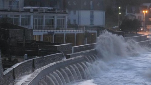 les-vagues-sengouffrent-dans-la-thalasso.jpg