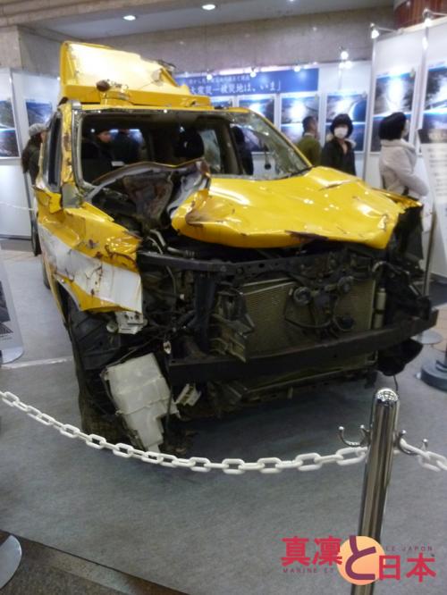 Un véhicule détruit par le tsunami