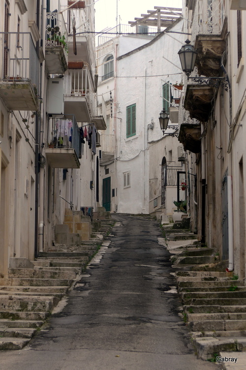 Italie : Ostuni des rues et des ruelles ...