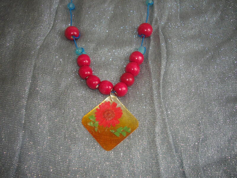Collier avec grosse perles en bois et pendentif avec fleur