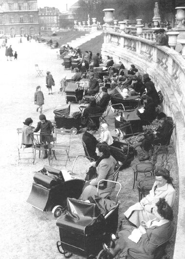 Jour de poussettes au Jardin du Luxembourg dans les premières années du baby-boom (c. 1950).