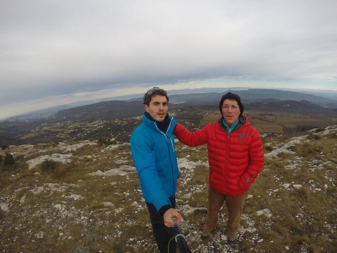 L’image contient peut-être : 2 personnes, personnes debout, montagne, ciel, plein air et nature