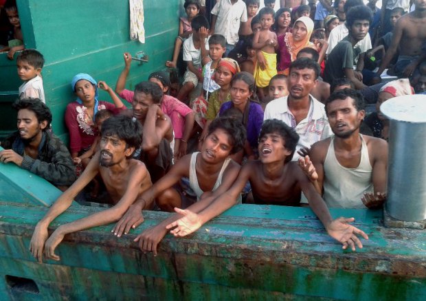 Des boat-people rohingyas de Birmanie dans un bateau au large de la Thaïlande, le 14 mai 2015 (AFP / Christophe Archambault) Des boat-people rohingyas de Birmanie dans un bateau au large de la Thaïlande, le 14 mai 2015 (AFP / Christophe Archambault)