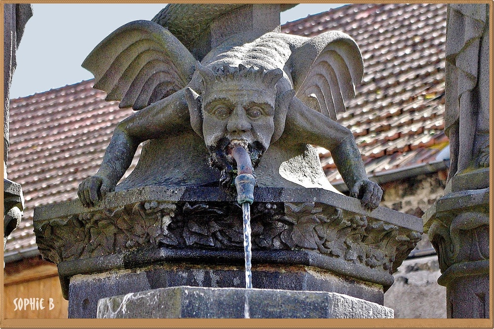 Une fontaine-calvaire .