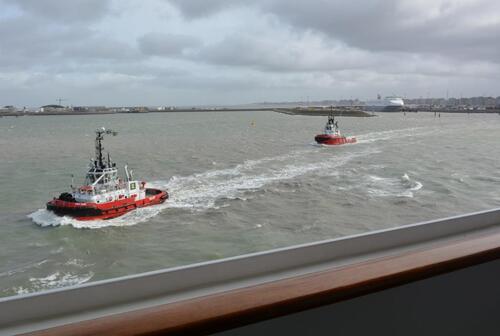 Remorqueurs pour l'accostage dans le port de Zeebruges
