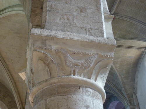 INTERIEUR DE NOTRE-DAME de BEAUGENCY, Vitraux, Chapiteaux, Statuaire ....