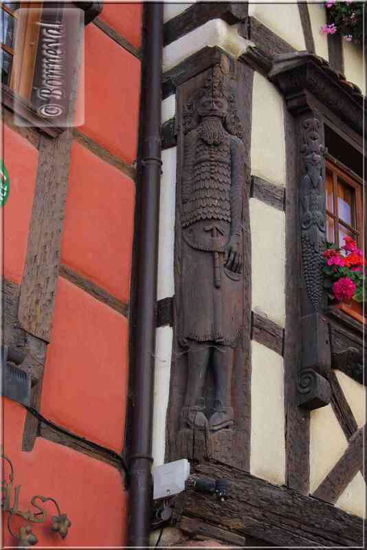 Alsace Haut-Rhin Route des Vins Riquewihr maison du cloutier poteaux corniers