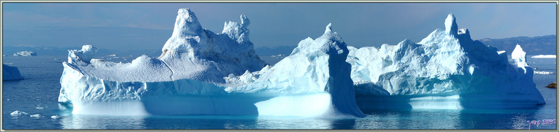 Vision panoramique sur quelques icebergs de Disko Bay devant le port d'Ilulissat - Groenland
