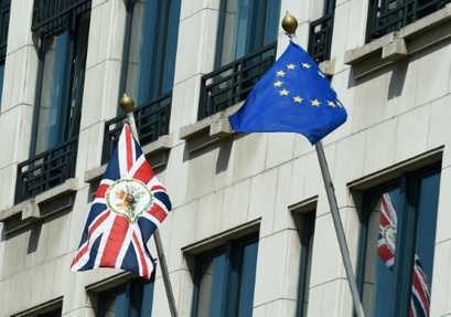 Le drapeau du Royaume-Uni et celui de l'Europe, le 24 juin 2016 devant la représentation britannique à Bruxelles