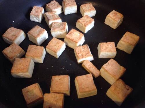 Cubes de Tofu rôtis en sauce aigre-douce au sésame & oignons spring (VEGAN !)