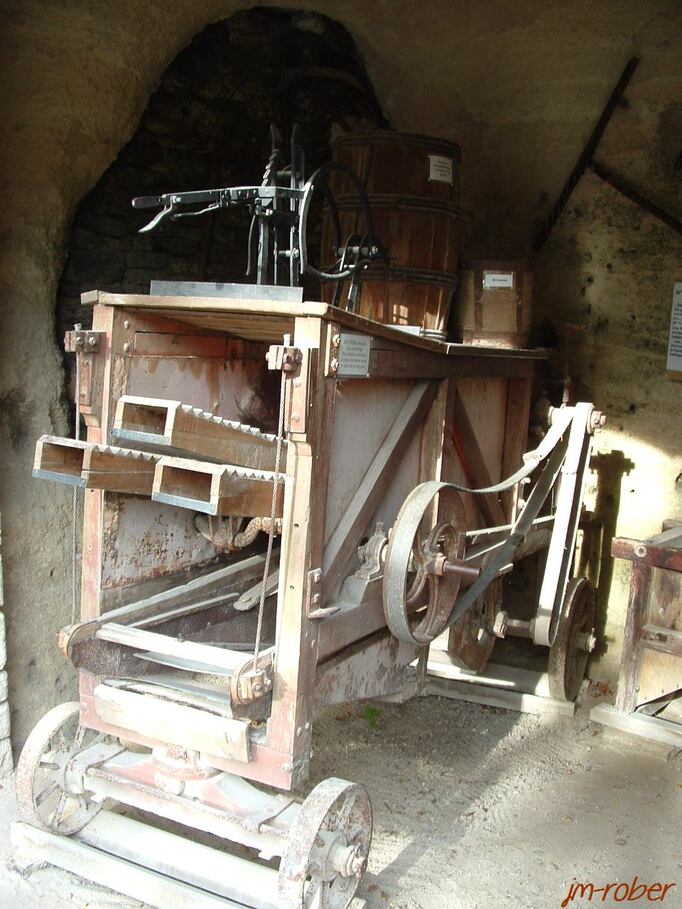 le village troglodyte de Rochemenier , un monde souterrain de la période XIIIe et XIXe siècle ( les métiers d'autrefois et ses outils)