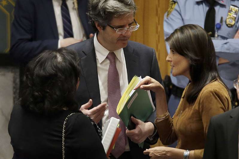 L’ambassadeur français, François Delattre (à gauche), et l’ambassadrice états-unienne, Nikki Haley, auprès de l’Organisation des Nations unies, à New York, le 9 avril.