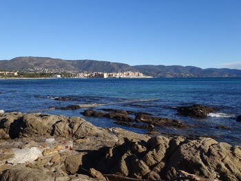 Le port de la Favière depuis la fin de la plage