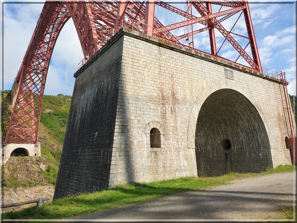 952 -  Le Viaduc de Garabit dans le Cantal (15)