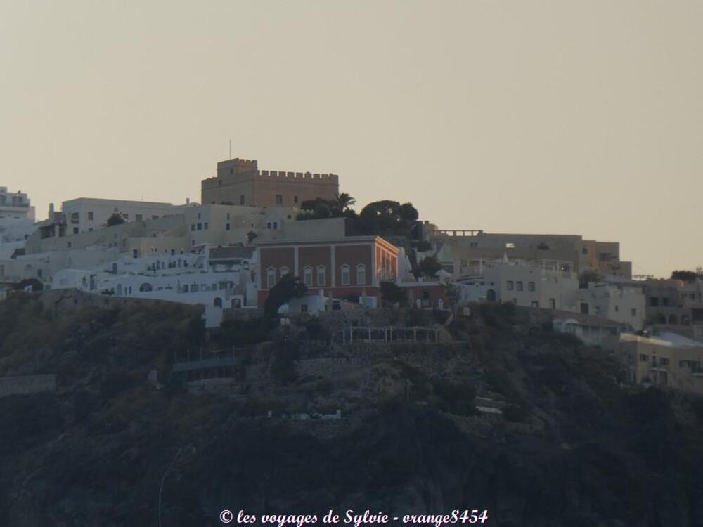 vue depuis le bateau sur la ville de fira