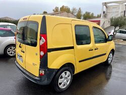 Un Renault Kangoo jaune en stationnement