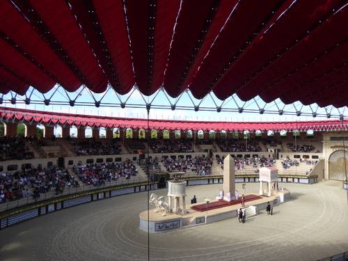 Visite du Puy du Fou,"Le signe du triomphe"