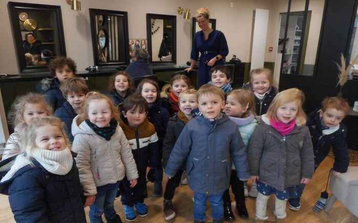 Les maternelles de la classe bilingue vont chez les commerçants chanter la bonne année en breton.