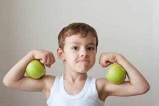 Photo libre de droit de Garçon Avec Des Pommes Montrer Vos Biceps banque  d'images et plus d'images libres de droit de Enfant - Enfant, Aliment,  Force - iStock