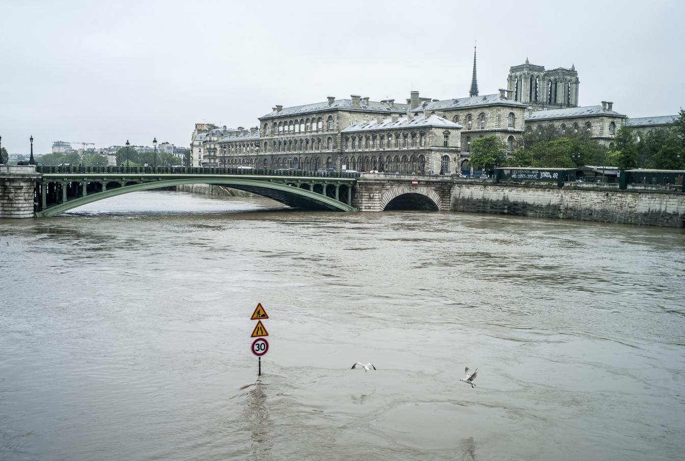 Denis Allard / REA pour "Le Monde" Près de la place du Châtelet. A Paris et en Ile-de-France, le niveau de la Seine suscite des inquiétudes. Dans la capitale, où le niveau de vigilance jaune a été activé, la montée des eaux est rapide.