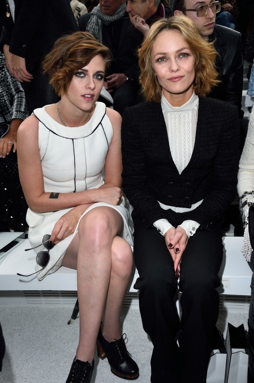 Kristen Stewart et Vanessa Paradis réunies et complices au défilé Chanel