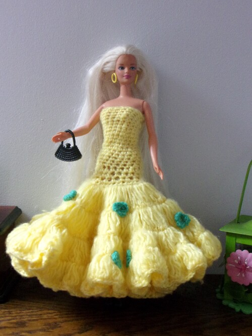 Barbie : Adrielle vous présente sa robe jaune à fleurs vertes