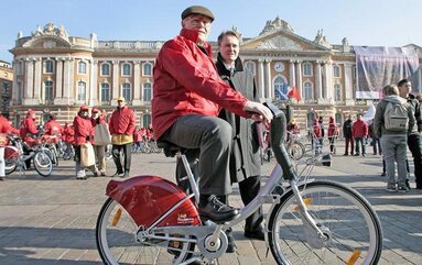 Mort de Jean-Claude Decaux, père de l’Abribus https://t.co/GXbVXd6P4V 