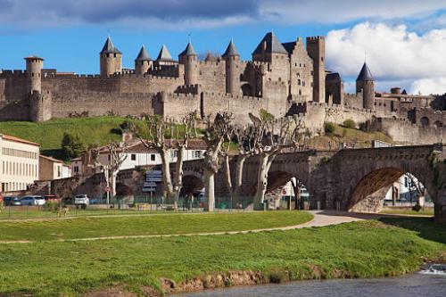 Carcassonne (Aude) : ville basse et basilique de la cité médiévale